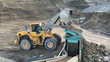 Screening sand and rocks with a Powerscreen Chieftain 1400. Feeding by Volvo 150G Loader