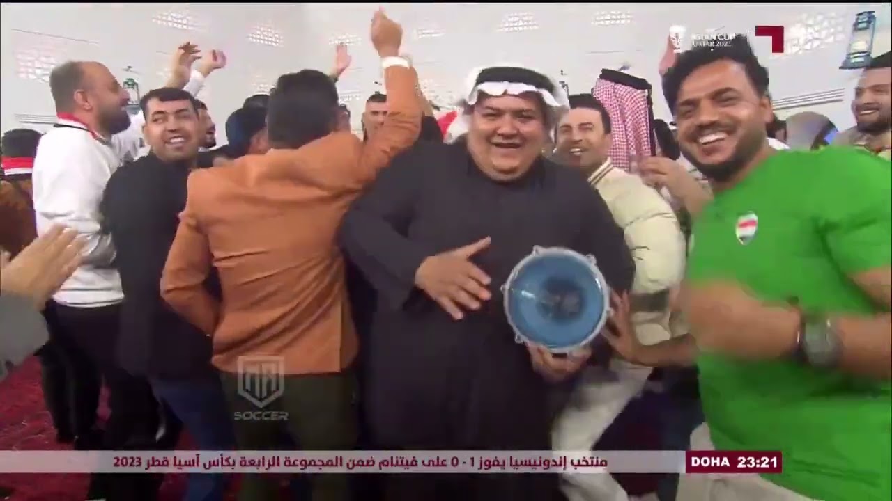 نشأت أكرم يرفع العقال بعد ملحمة العراق واليابان قبل أقتحام الجمهور للمجلس