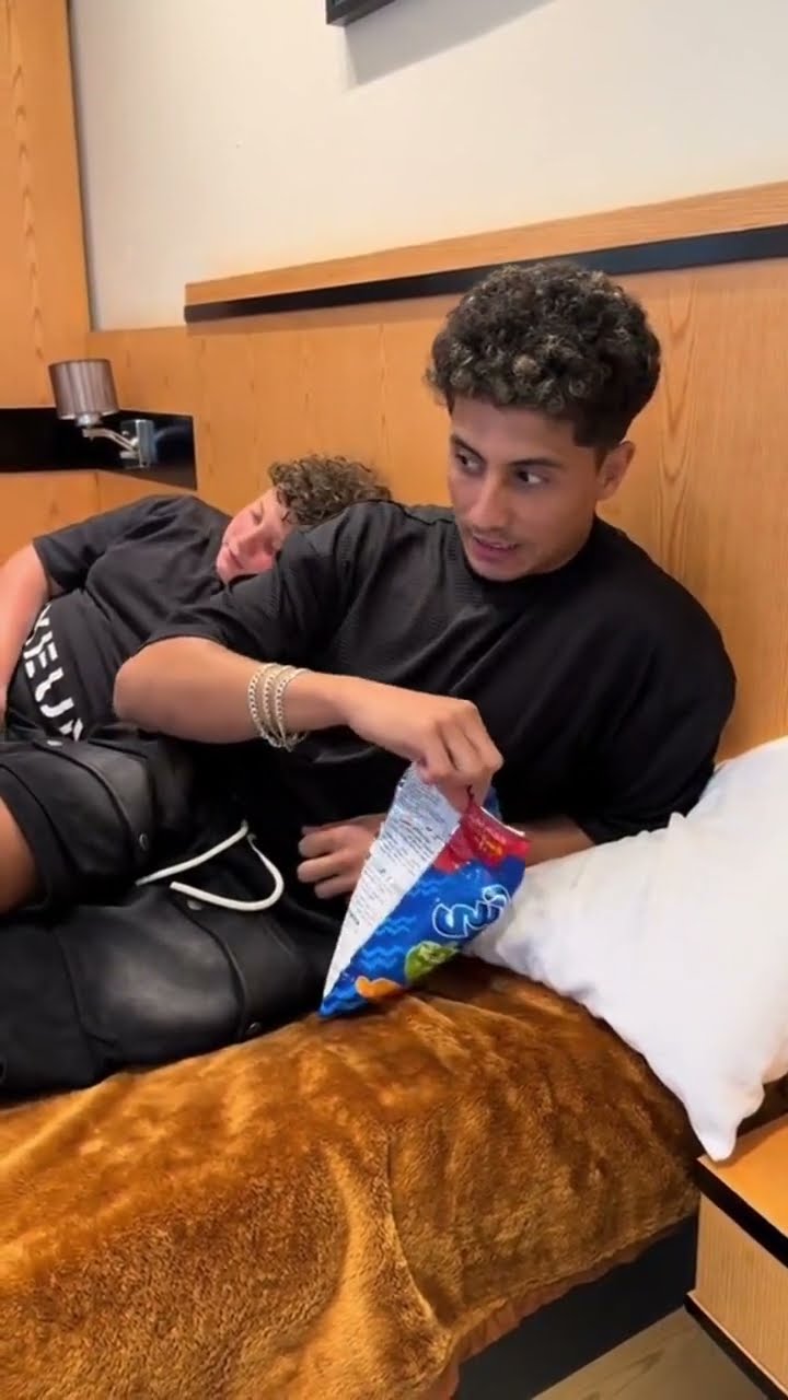 لما تاكل حاجه وخايف حد يشاركك ?