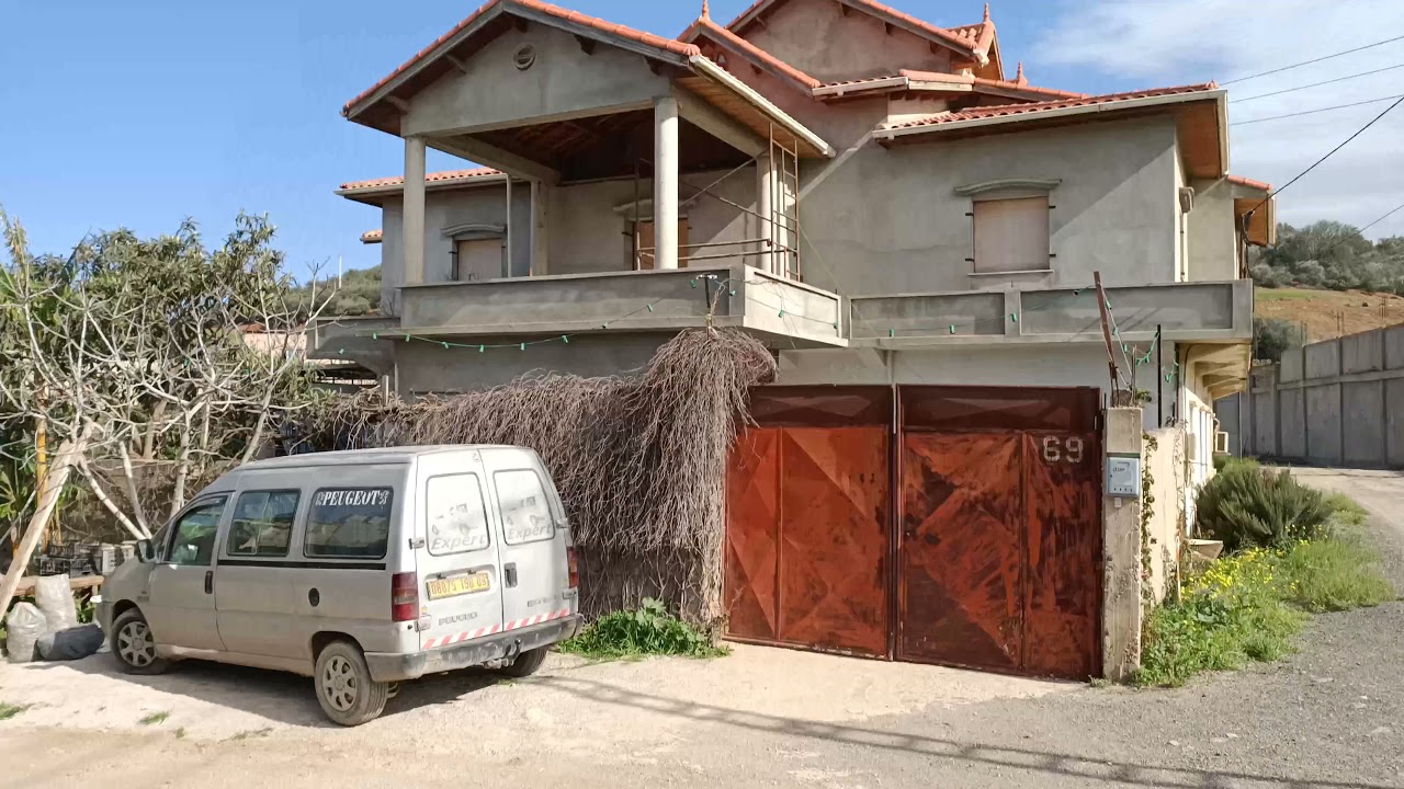 فيلا للبيع في خميس خشلة فيها 1050متر كاري و350متر بيطون  0696287471 /0795191905