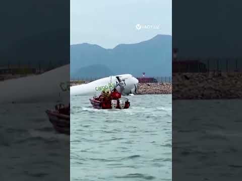 Dubaydan Uchib Kelgan Yuk Samolyoti Boeing 747 Gonkong Aeroportiga Qo Nish Chog Ida Yo Lakdan Tash 