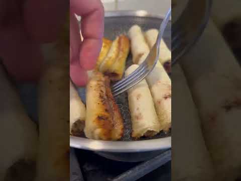 סיגר של לחם מגולגל מטוגן עם חמאה וריבה מתאים למאנציונרים ולהריוניות
