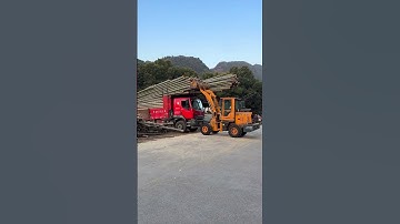 The process of pushing bamboo onto a truck with a forklift