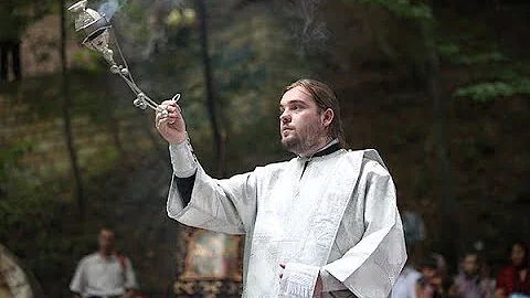Зачем священник кадилом машет?