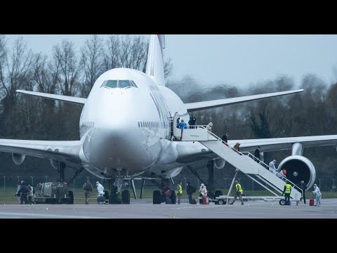 coronavirus:-britons-return-to-uk-on-last-flight-back-from-wuhan