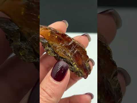 Бурштин натуральний камінь, видео 1