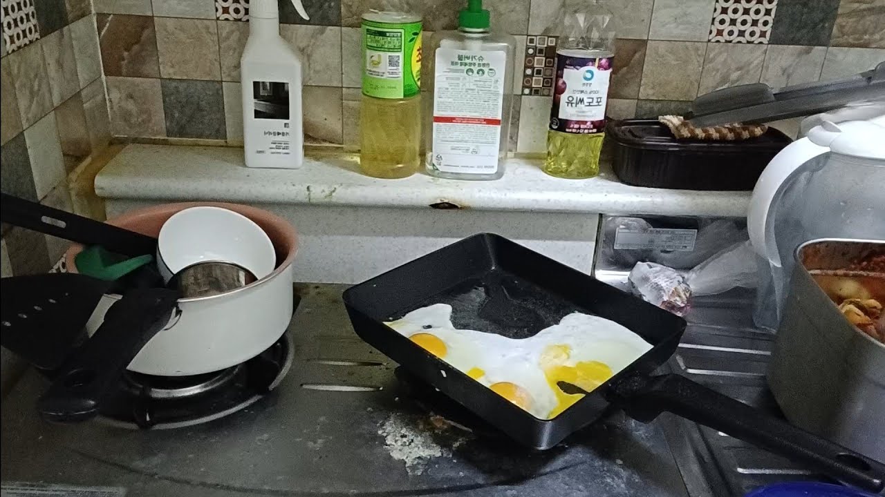 계란후라이 김치 카레 저녁 준비 