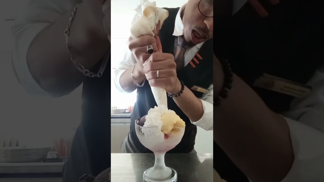 coupe de glace avec chocolat 🍨🍧😋