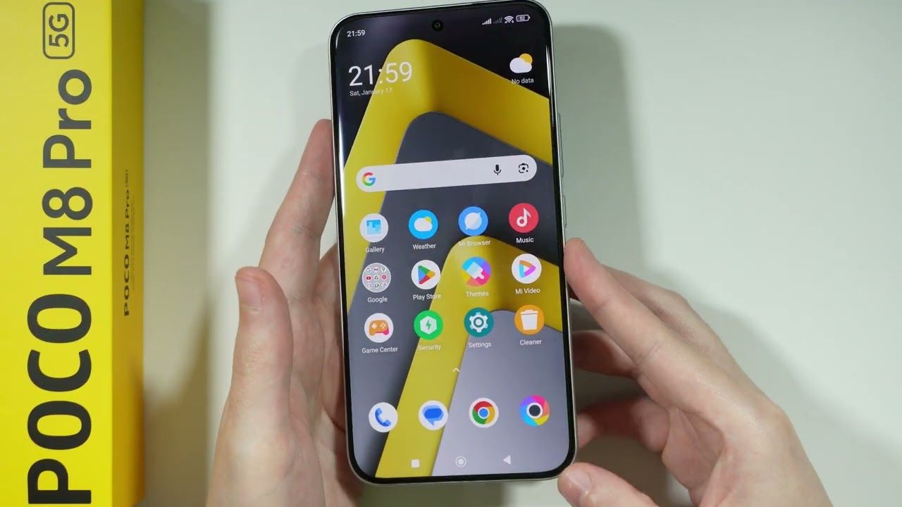У POCO M8 Pro 5G плоский или изогнутый дисплей?
