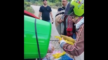 Hình ảnh tại Lào thật yên bình , các sư đang đi khất thực , ngày 15 / 12 / 2024 .