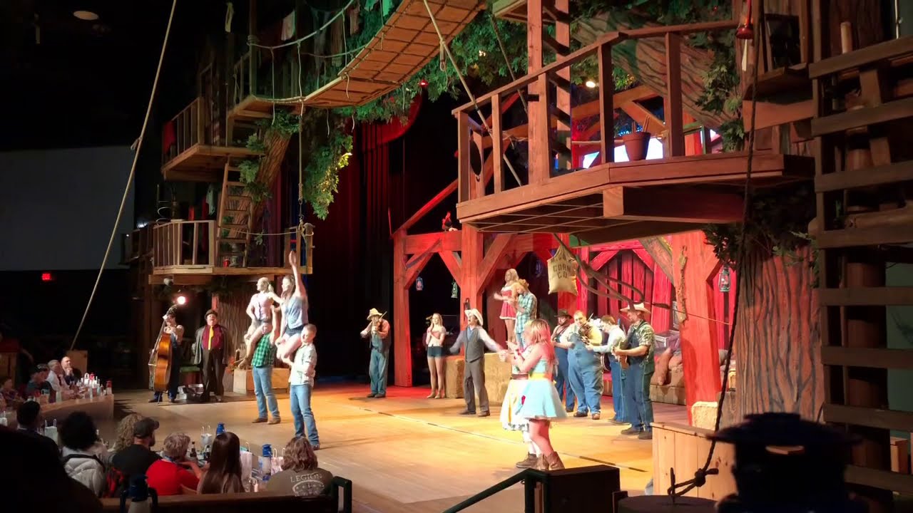 Dinner show @ Pigeon Forge Tennessee - YouTube