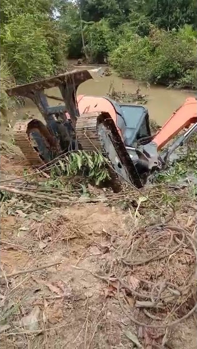 HITACHI ZAXIS 65USB       nasib siaL,                          tak kuat nanjak tebing sungai