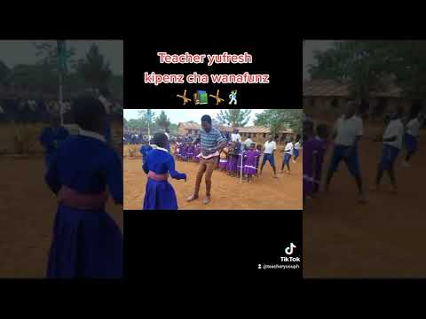 TAZAMA TEACHER YUFRESH AKICHEZA NA WANAFUNZI WAKE KATIKA KUHAKIKISHA WANAIPENDA SHULE