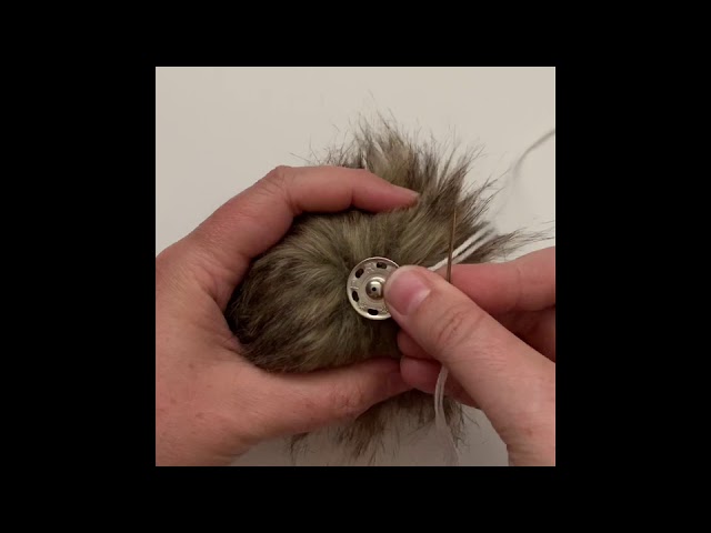 How I make a faux fur pompom with an elastic loop 