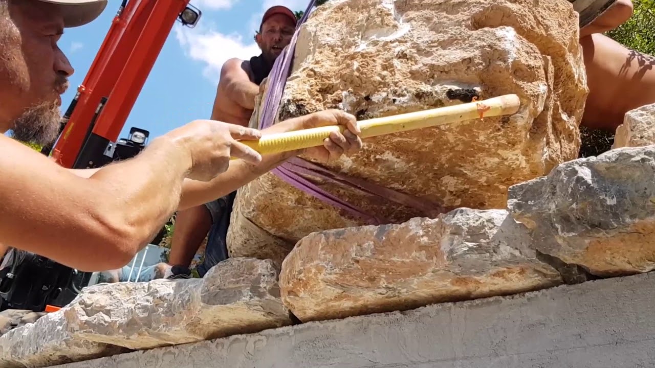 Construction d'une piscine avec rochers et cascade