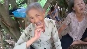 Khi các cụ, các bà ôm cây lắc, quẩy từng bừng