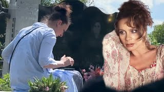 видео: дочь актрисы Любови Полищук в день памяти на могиле матери / Троекуровское кладбище картинка: дочь актрисы Любови Полищук в день памяти на могиле матери / Троекуровское кладбище