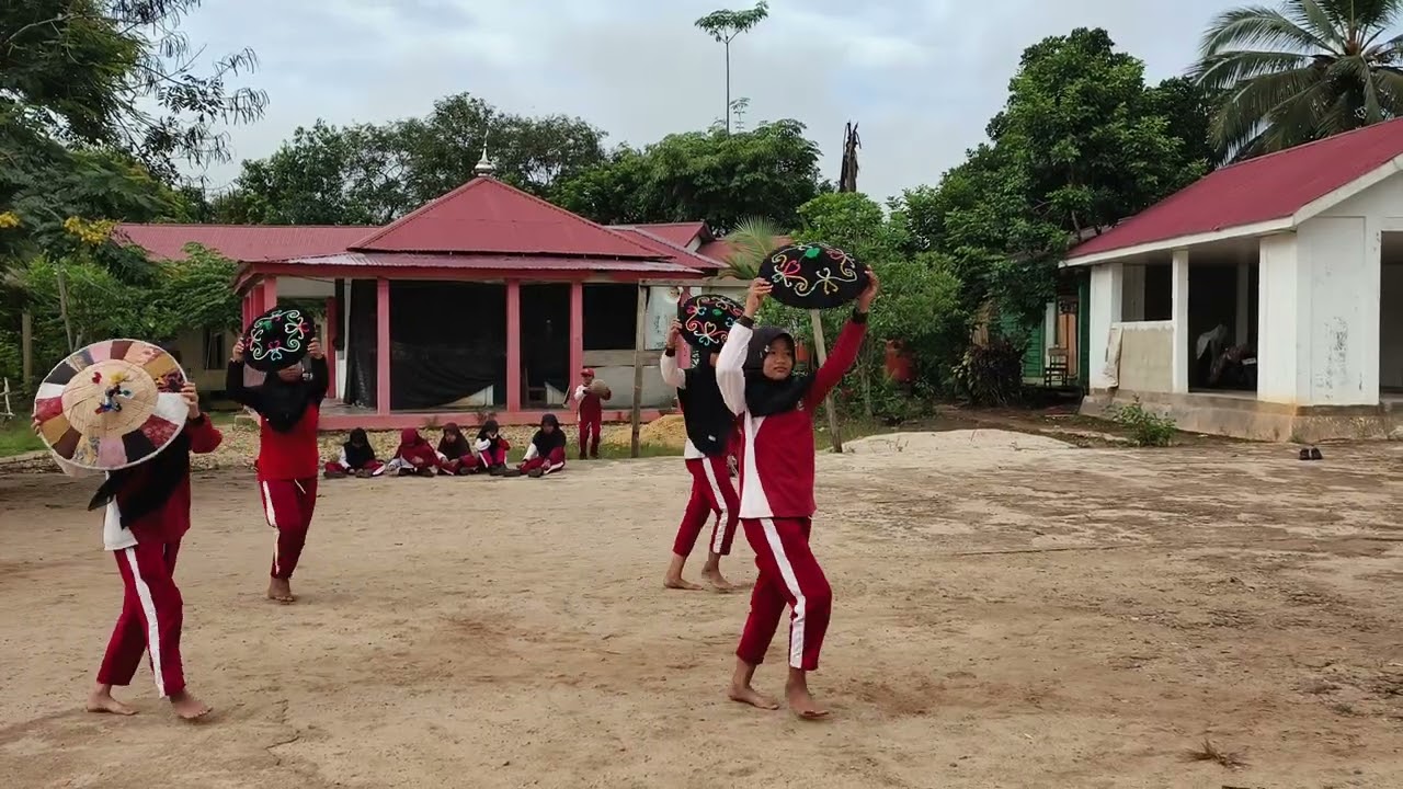 Tarian dari kelas 6 SDN 011 Sangkulirang