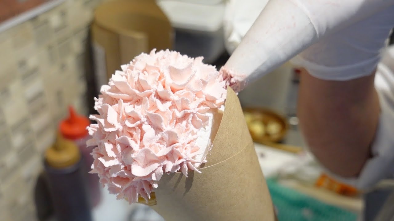 なにができる？激レアなピンクのホイップ使った動物クレープができるまで