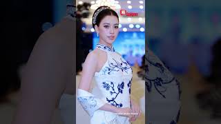 Tiểu Vy bị nói “mặc như sườn xám Trung Quốc” tại Miss World 2026, cộng đồng mạng tranh cãi cực gắt