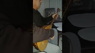 Ahmet Bakir Bağlama .Kapinin Önünde Önlük Di̇ki̇yi̇