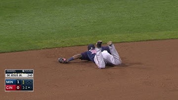 MIN@CIN: Nunez lays out for a diving catch at short