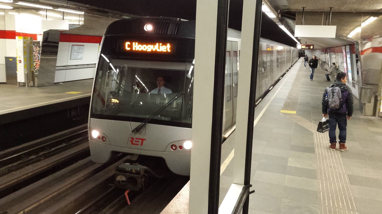 RET Metro 2*Type SG3 vertrekt op (verkeerd spoor) Oostplein naar Hoogvliet