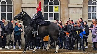 BRAVE POLICE OFFICER avoids CARNAGE IN THE YARD as new Horse quits at Horse Guards!