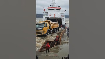 😬🌊 Truck Submerged After Dock Edge Snaps During Offload#harbor #engineering #safety