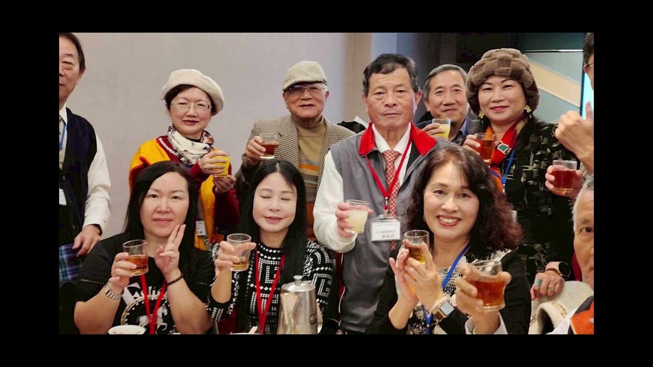 2025/12/28台北市國立空中大學校友會，十五屆第二次會員代表大會暨第四次理監事聯席會議！開完會吃完飯，大家開口高歌一曲！