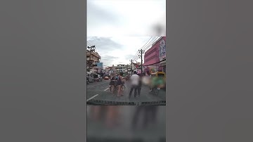 Ti:ền rơi đầy đườg, nhiều người nhặt giúp khổ chủ, hành động "hôi của" của người phụ nữ mới đáng bàn