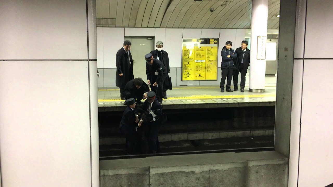 電車トラブル　地下鉄のホームから線路に人が落ちた！！