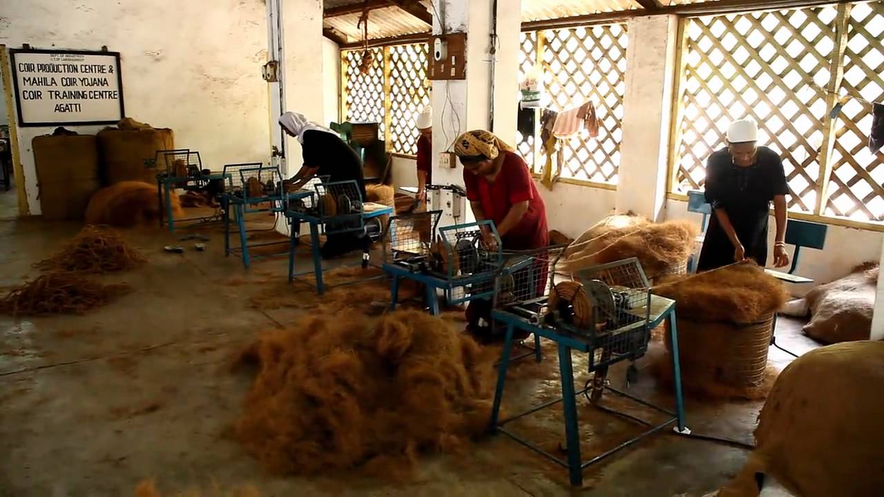 Making rope from coconut - YouTube