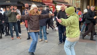 Anne Kız El Ele Verip Oynadılar 💃 | Grup Makara’dan Süper Ritimler…