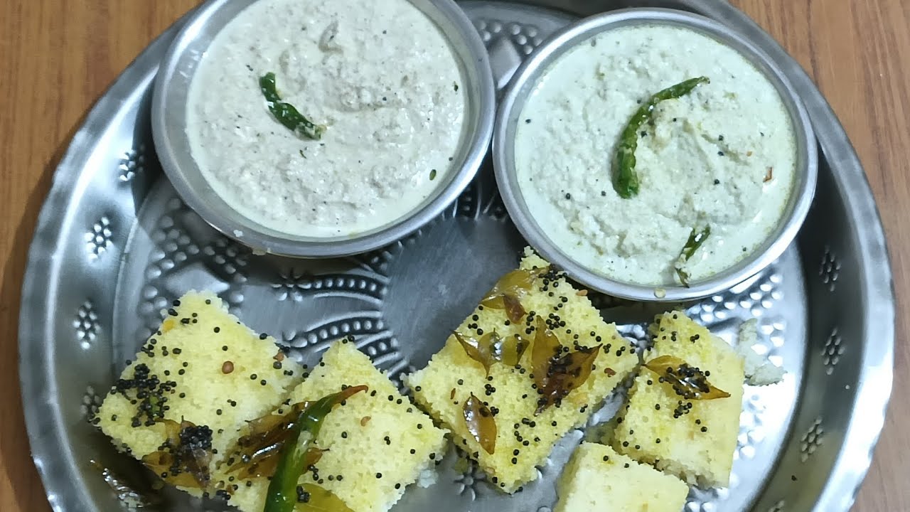 सूजी का ढोकला, नारियल की चटनी के साथ 