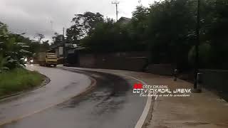 Story'wa Truck Ragasa miring miring   oleng saat hujan sampe gasruk