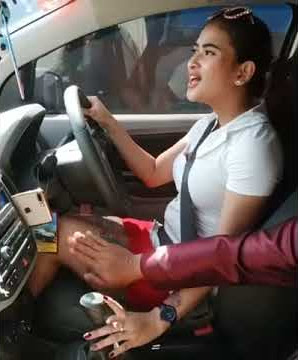 Fokus Pada Setir Mobil Saja Ya