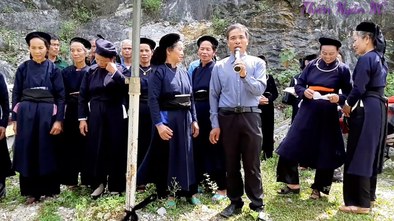 Hát lượn then chúc mừng bác Hoàng Thị Cầm được tặng danh hiệu Nghệ Nhân ưu tú