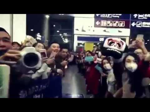 Димаш Кудайберген в аэропорту Города Пекин и Чанду Толпа китайцев встречает казаха