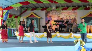 Geenoy singing Bar Slope song at Wat Lao Buddhavong July 4, 2013