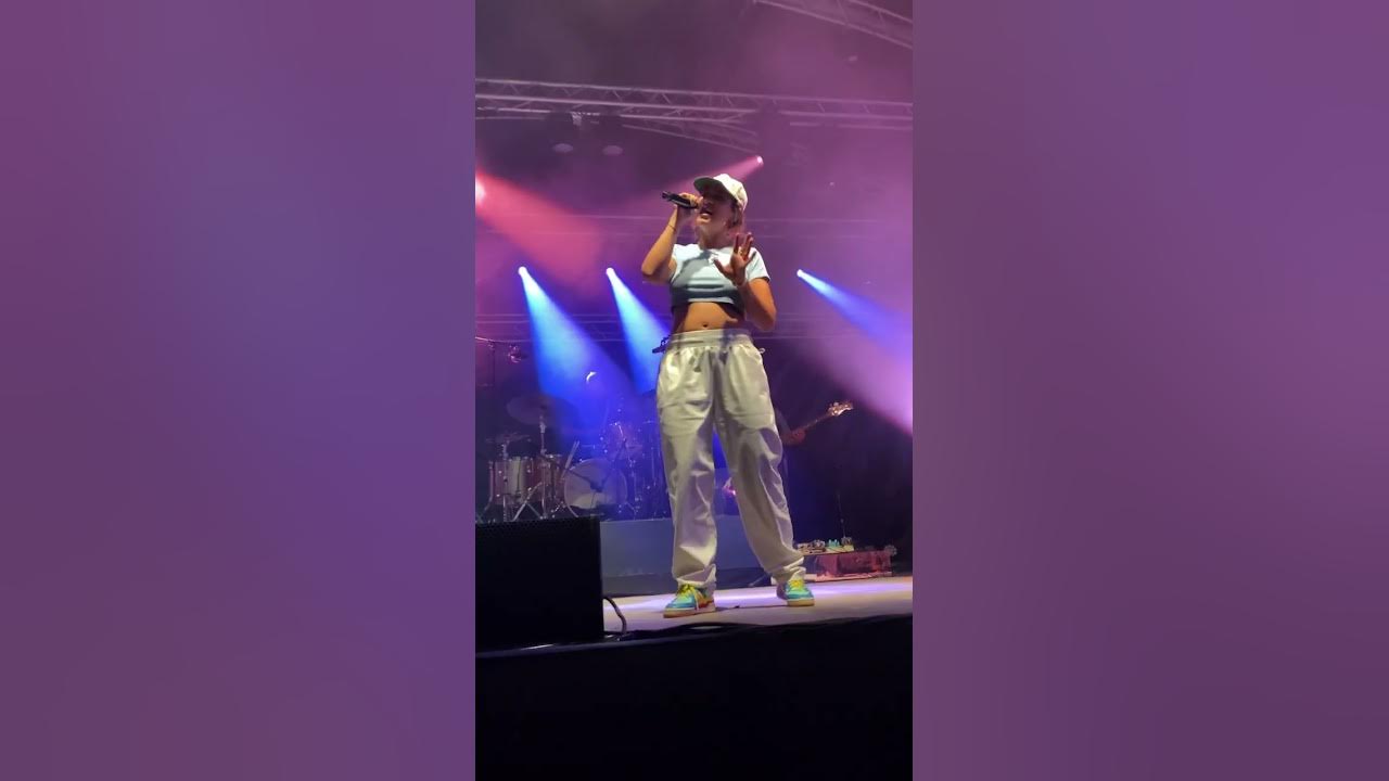 Camélia Jordana Moi c