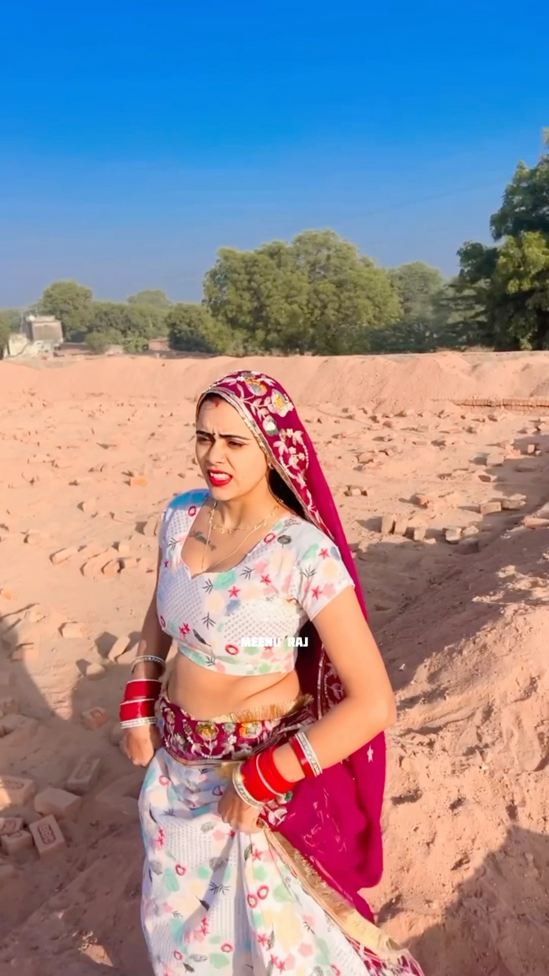अनजान जगह पर आ गई ? #shorts #meenu #trending #ytshorts