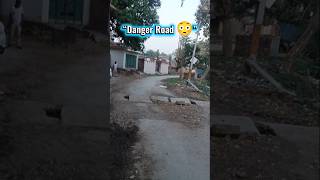 “Sadak ke beech pulia toot chuki hai 🚧#road #problem #publicissue #india #vlog