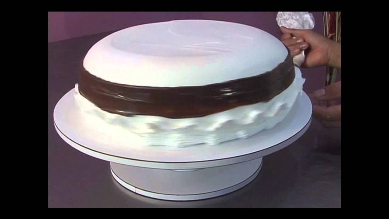 Decoracion De Tortas En Crema Chantilly Con El Chef Juan Carlos Youtube