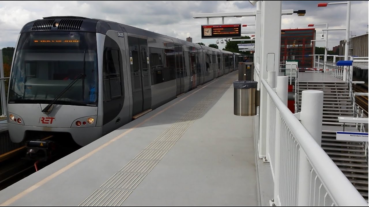 RET Metro 2*Type SG3 komt aan & vertrekt op Tussenwater richting Nesselande