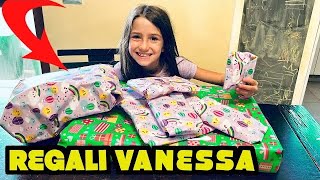 ANASTASIA incarta di NASCOSTO i REGALI per il COMPLEANNO di VANESSA #vanessaeanastasia #mammaromina