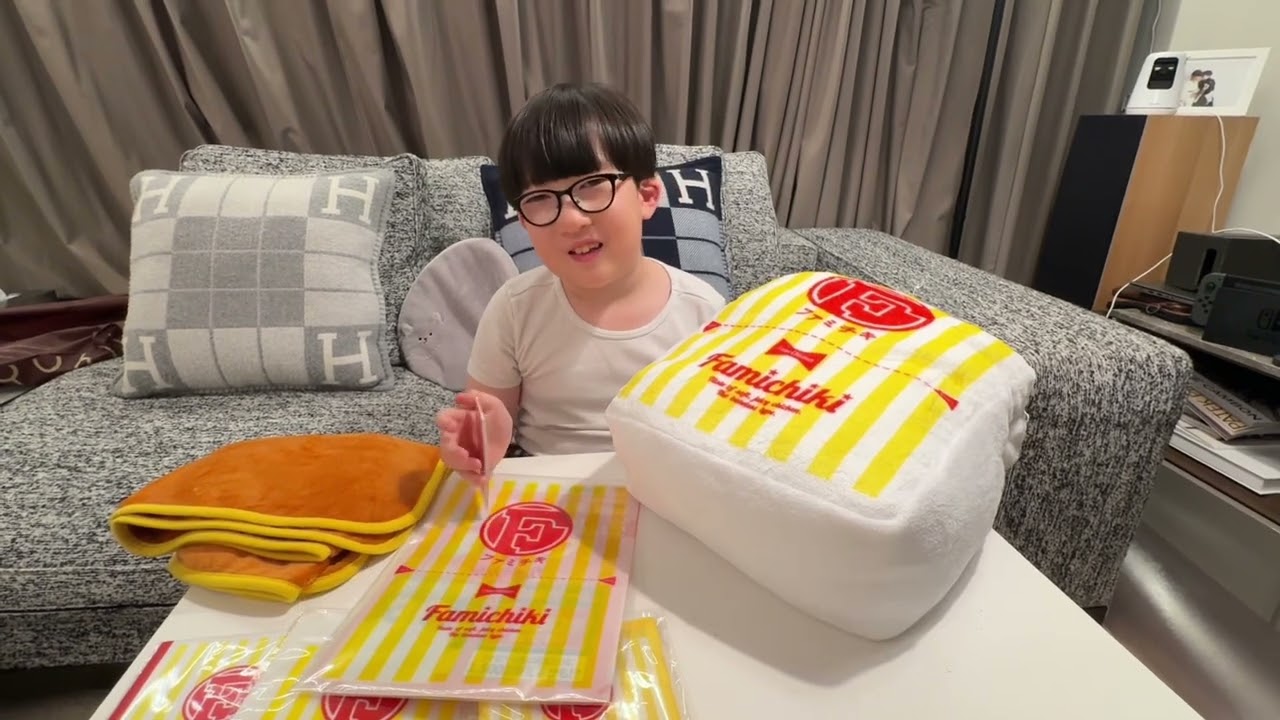 【ファミマ福袋2025】ファミチキ大好き小2男子が福袋あけてみた