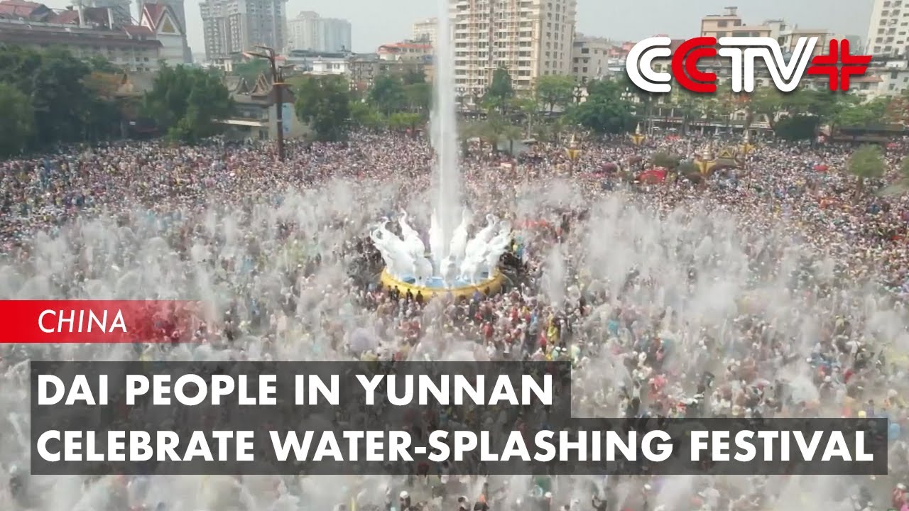 Dai People in Yunnan Celebrate Water-Splashing Festival - YouTube