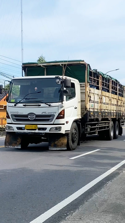 TRUK TRONTON HINO MUATAN FULL GALON AQUA NGEBUT MELAJU CEPAT #shorts #trending #subscribe