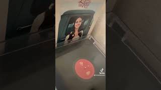 Tocando o vinyl de Lana Del Rey - Lust  for life